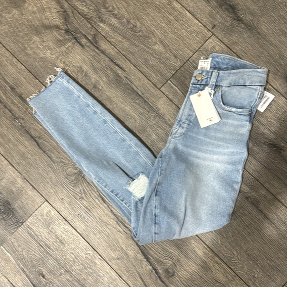 NEW • Good American • Women’s Good Legs Crop in Indigo148 Distressed Blue 0 / 25 - Picture 4 of 5
